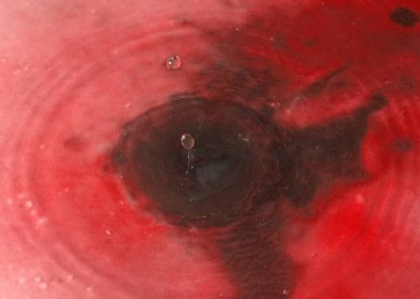 Suyun yüzeyine düşerken bir sıvı damlası oluşturur