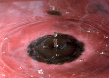 Suyun yüzeyine düşerken bir sıvı damlası oluşturur