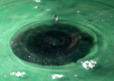 Suyun yüzeyine düşerken bir sıvı damlası oluşturur