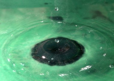 Suyun yüzeyine düşerken bir sıvı damlası oluşturur