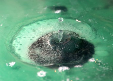 Suyun yüzeyine düşerken bir sıvı damlası oluşturur