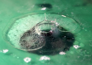 Suyun yüzeyine düşerken bir sıvı damlası oluşturur