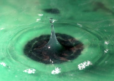 Suyun yüzeyine düşerken bir sıvı damlası oluşturur