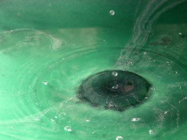 Suyun yüzeyine düşerken bir sıvı damlası oluşturur