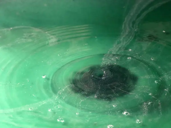 Cria Padrões Uma Gota Líquido Cair Superfície Água — Fotografia de Stock