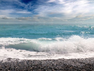 Akdeniz kıyısında güzel bir sahil.