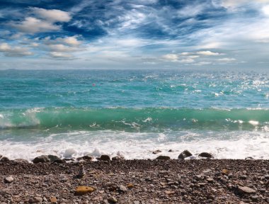 Deniz kıyısındaki kayalık bir sahilde çakıl taşı piramidi