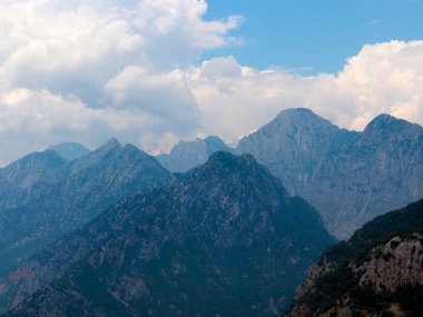 Antalya Türkiye civarındaki Tunek Tepe dağları güzel bir tropikal gökyüzü altında