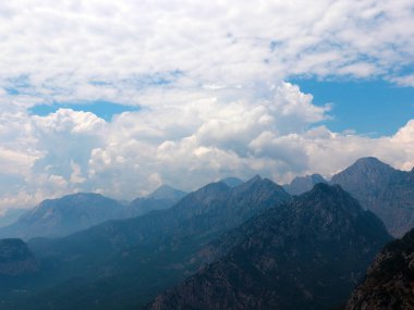 Antalya Türkiye civarındaki Tunek Tepe dağları güzel bir tropikal gökyüzü altında