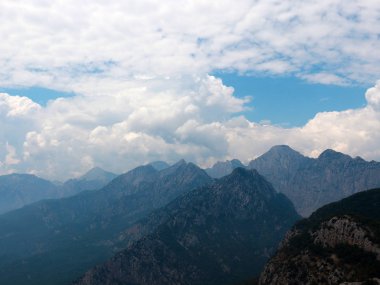 Antalya Türkiye civarındaki Tunek Tepe dağları güzel bir tropikal gökyüzü altında