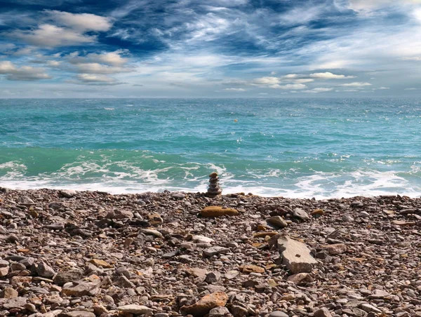 Pirâmide Seixos Uma Praia Rochosa Costa Mar — Fotografia de Stock