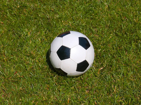 Fußball Liegt Für Das Spiel Auf Dem Grünen Rasen Des — Stockfoto