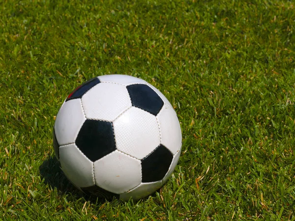 Piłka Nożna Leży Zielonej Trawie Trawnika Polu Gry — Zdjęcie stockowe