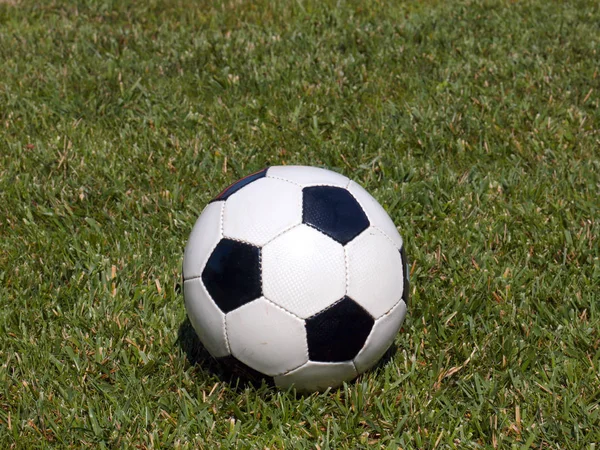 Fußball Liegt Für Das Spiel Auf Dem Grünen Rasen Des — Stockfoto