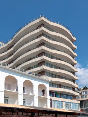 Tatil köyündeki güzel, parlak bina.