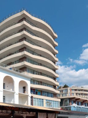 Tatil köyündeki güzel, parlak bina.