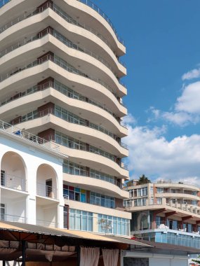 Tatil köyündeki güzel, parlak bina.