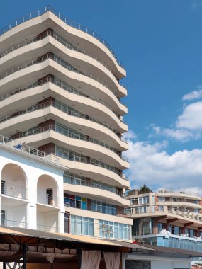 Tatil köyündeki güzel, parlak bina.