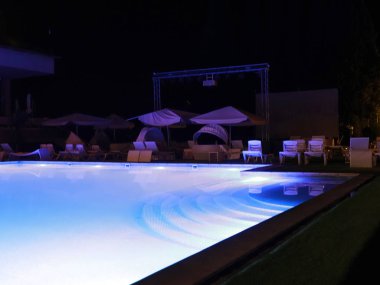 Rahatlamak için temiz su ve hamakları olan havuz.