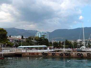 Yalta Kırım Cumhuriyeti 'nin binaları ve parklarının deniz manzarası