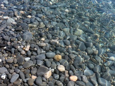 Deniz çakıl taşlarının büyük yuvarlak taşları.