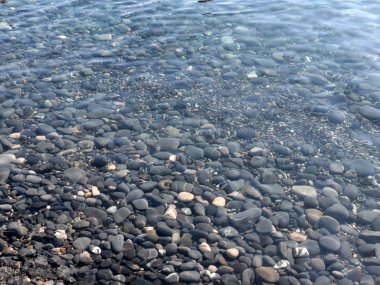 Deniz çakıl taşlarının büyük yuvarlak taşları.