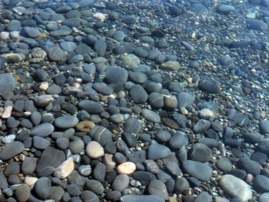 Deniz çakıl taşlarının büyük yuvarlak taşları.