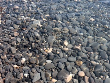 Deniz çakıl taşlarının büyük yuvarlak taşları.