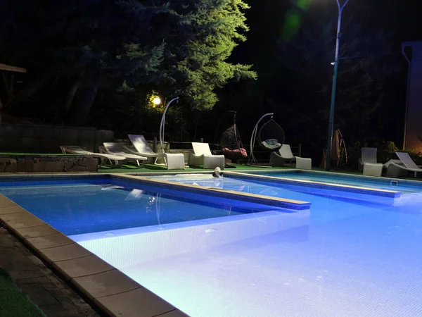 Zwembad Met Schoon Water Hangmatten Voor Ontspanning — Stockfoto