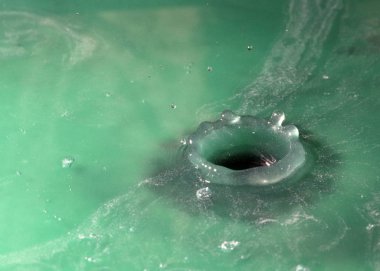 Su damlacıkları yüzeye çarptıktan sonra tuhaf şekiller yaratır.