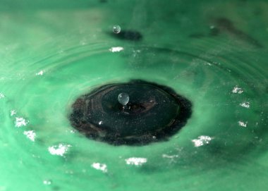 Su damlacıkları yüzeye çarptıktan sonra tuhaf şekiller yaratır.