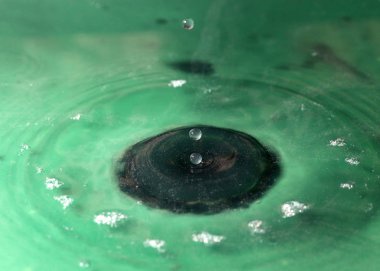 Su damlacıkları yüzeye çarptıktan sonra tuhaf şekiller yaratır.