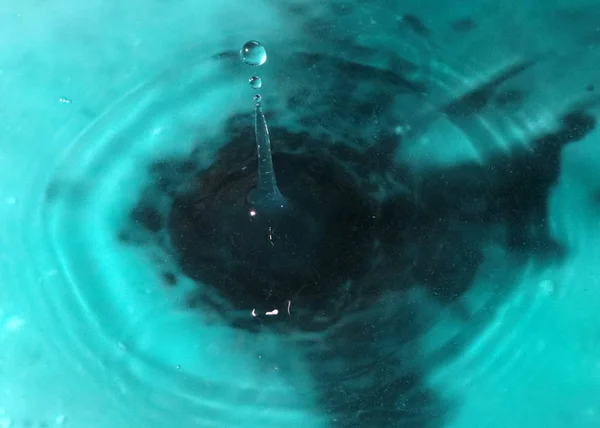 Uma Gota Líquido Cai Sobre Superfície Água — Fotografia de Stock