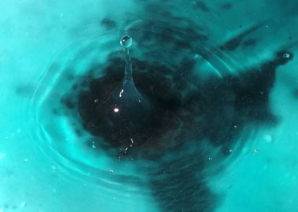 Uma Gota Líquido Cai Sobre Superfície Água — Fotografia de Stock