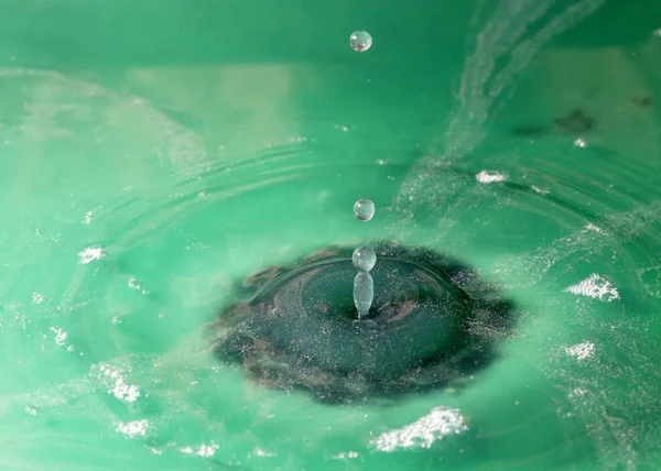 water droplets create bizarre shapes after hitting the surface