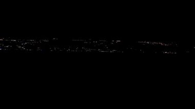 İkamet binalarının camlarında parlak ışıklar günün karanlık bir döneminde şehir binaları