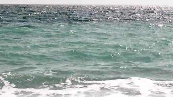 Ondas Transparentes Mar Uma Praia Arenosa Como Lugar Descanso — Vídeo de Stock