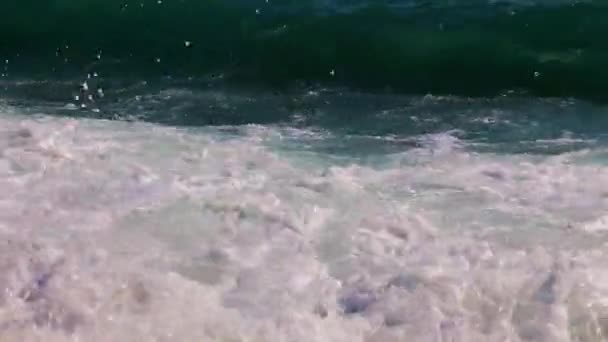 Onde Trasparenti Del Mare Una Spiaggia Sabbiosa Come Luogo Riposo — Video Stock