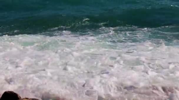 Olas Mar Transparentes Una Playa Arena Como Lugar Descanso — Vídeo de stock