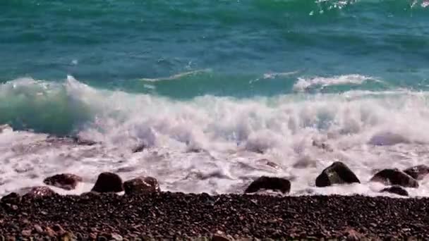 Orilla Del Mar Con Playa Arena Olas Altas — Vídeos de Stock