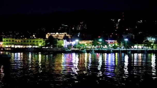 Vista Noturna Superfície Mar Sobre Edifícios Porto Marítimo Comercial Yalta — Vídeo de Stock