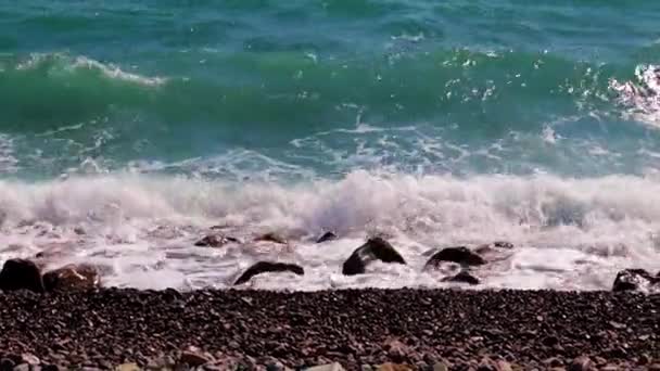 Nadmorskiej Plaży Spadają Fale Morskie — Wideo stockowe