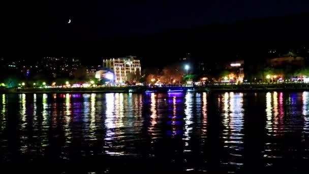 从海面俯瞰克里米亚共和国雅尔塔共和国建筑物和商业海港的夜景 — 图库视频影像