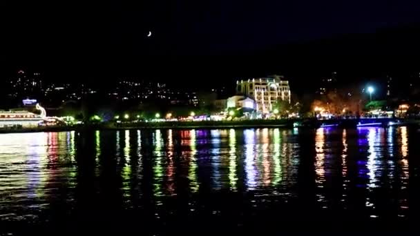Vista Noturna Superfície Mar Sobre Edifícios Porto Marítimo Comercial Yalta — Vídeo de Stock