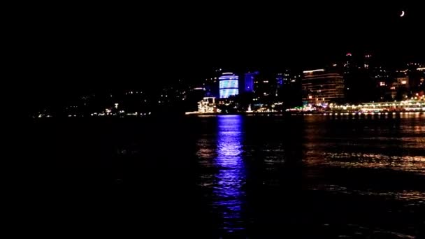 クリミアのヤルタ共和国の建物や商業港の海面からの夜景 — ストック動画