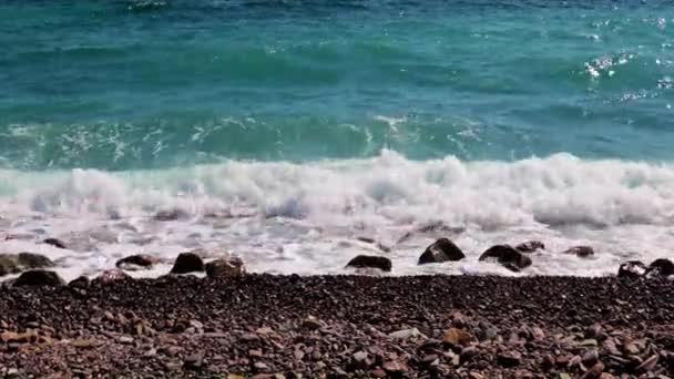 Nadmorskiej Plaży Spadają Fale Morskie — Wideo stockowe