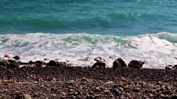 Nadmorskiej Plaży Spadają Fale Morskie — Wideo stockowe