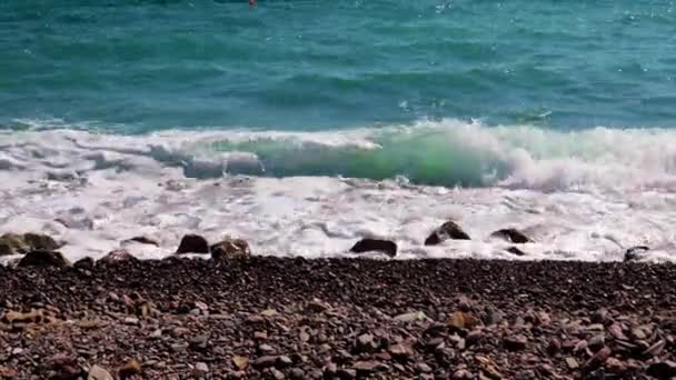 Nadmorskiej Plaży Spadają Fale Morskie — Wideo stockowe