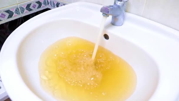 Струмок Брудної Водопровідної Води Вливається Раковину Ілюстрація Огидної Роботи Комунальних — стокове відео