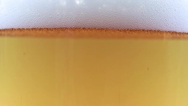 Yüzeydeki Köpüklerde Hava Kabarcıkları Bir Bardak Bira — Stok video